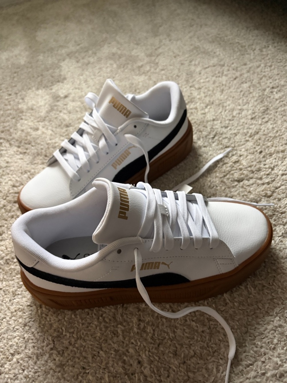 NWT✅ Puma White Sneakers with Gum Sole and Black Stripe - Picture 3 of 4
